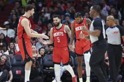 开云体育中国-NBA东部季后赛焦点战，雄鹿绝境逆袭多伦多
