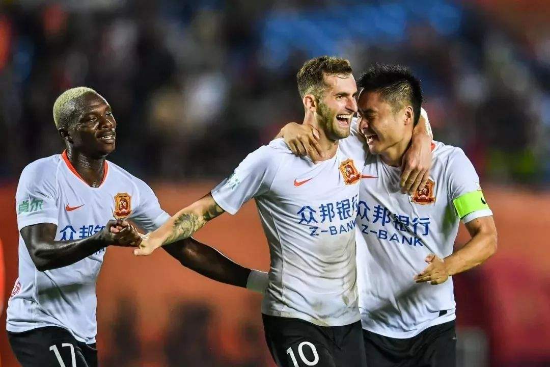 江苏苏宁战胜武汉卓尔，保持不败战绩