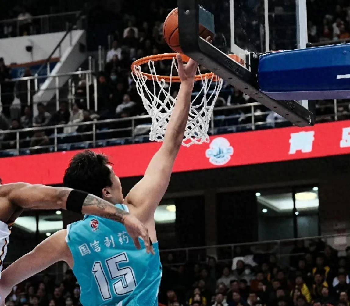 里尔挑战阿雅克肖争夺胜利的激战