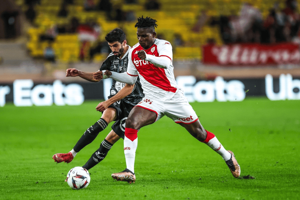 摩纳哥队客场告捷，成功摆脱降级区的简单介绍