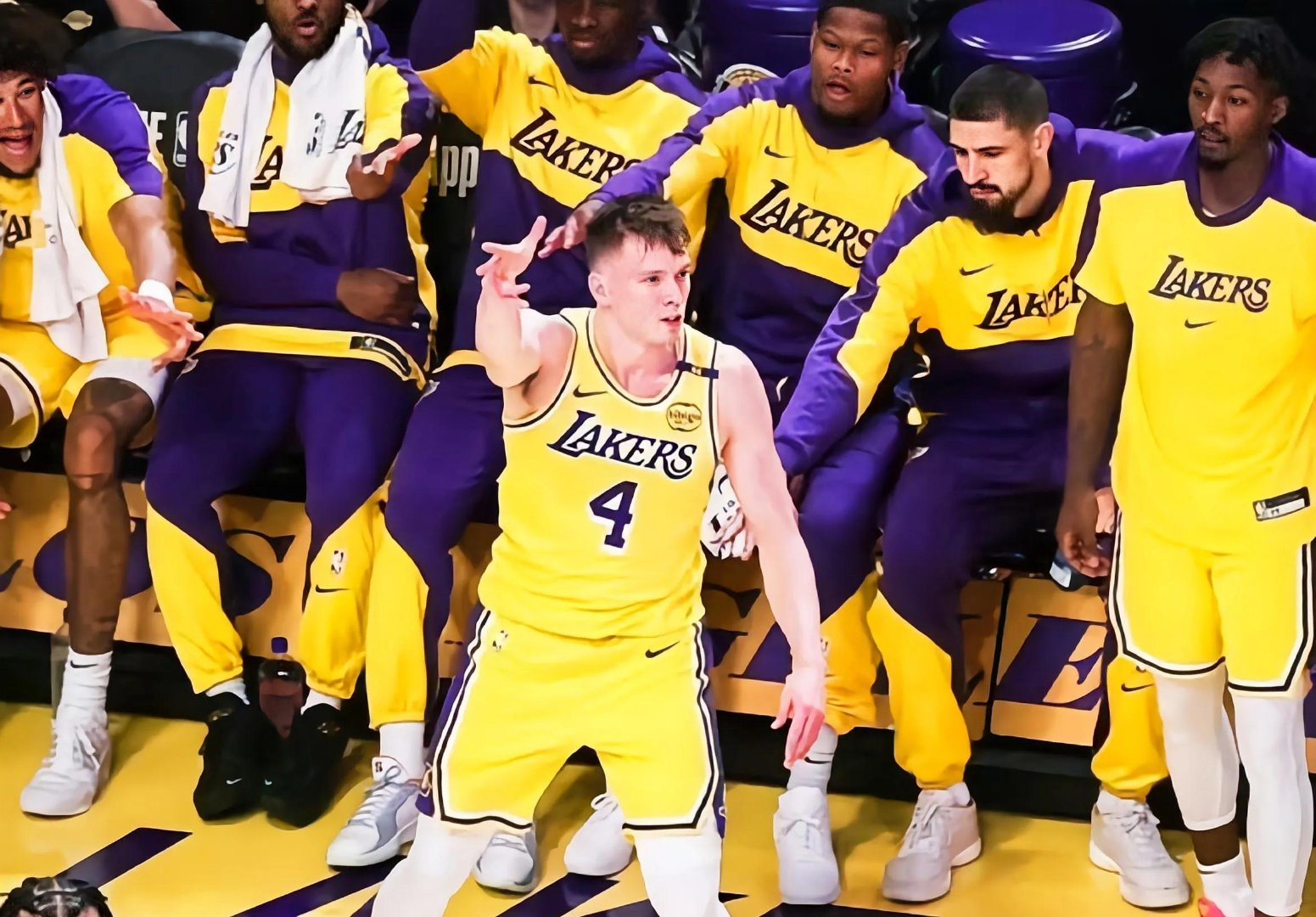 湖人击败火箭，取得季后赛第一胜