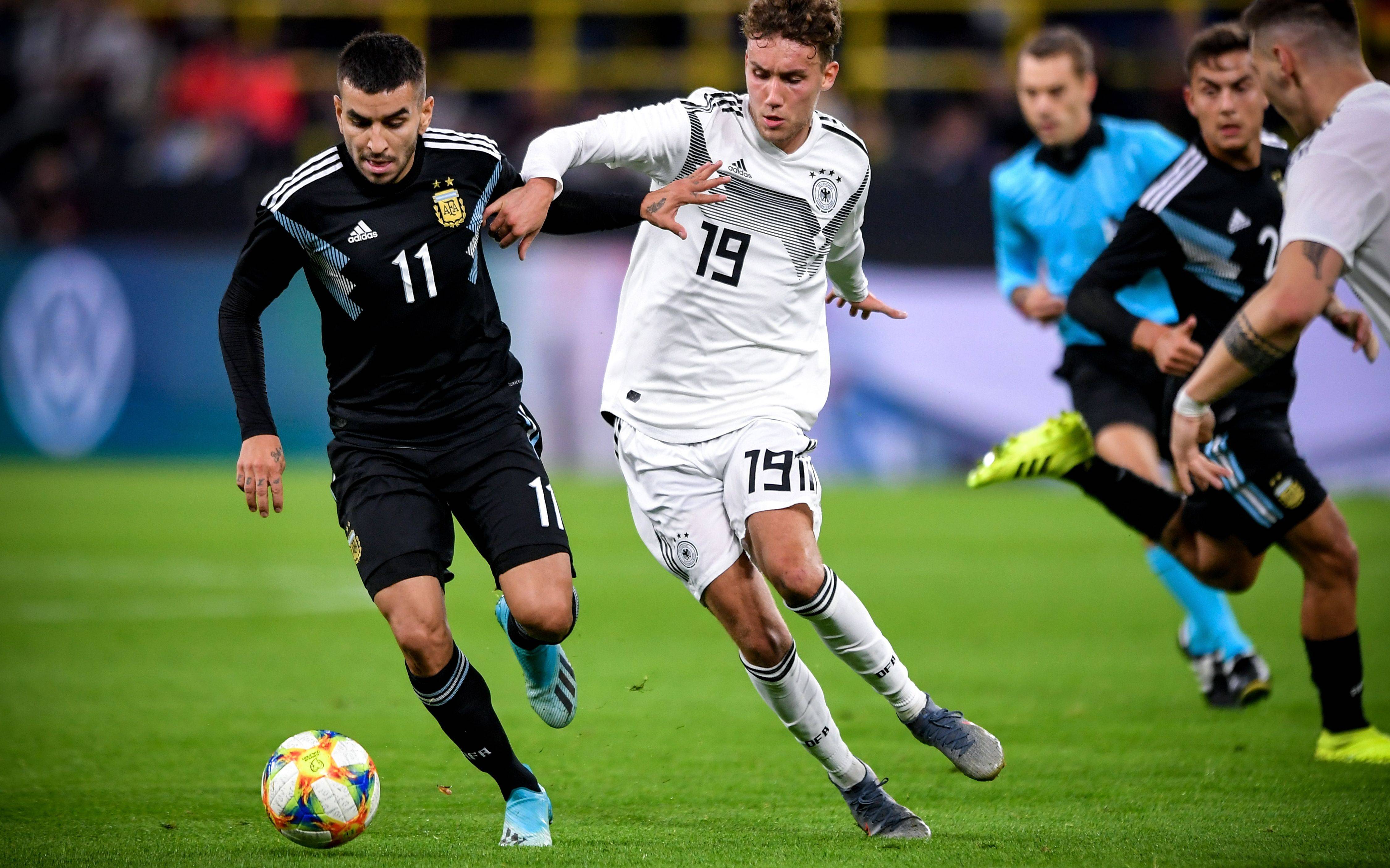 巴西队在国际足球比赛中取得胜利 巴西队在国际足球比赛中取得胜利